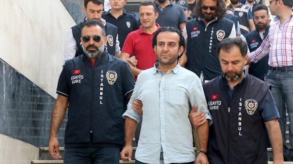 Miles de personas fueron detenidas en Turquía acusadas de conspirar contra Erdogan (AP)
