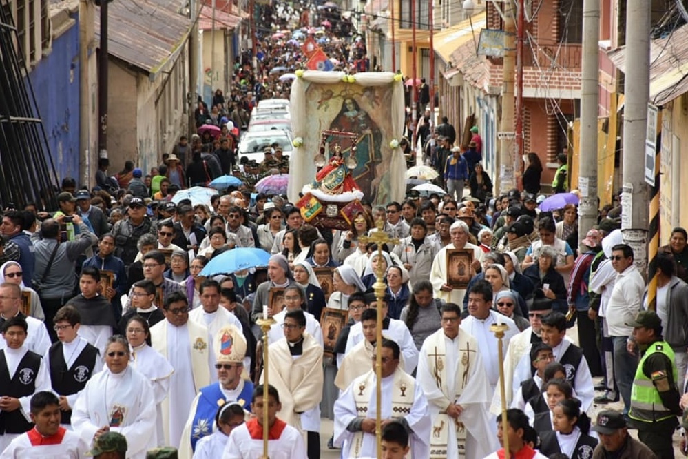 Miles peregrinan en Oruro en un acto de desagravio a la Virgen del Socavón