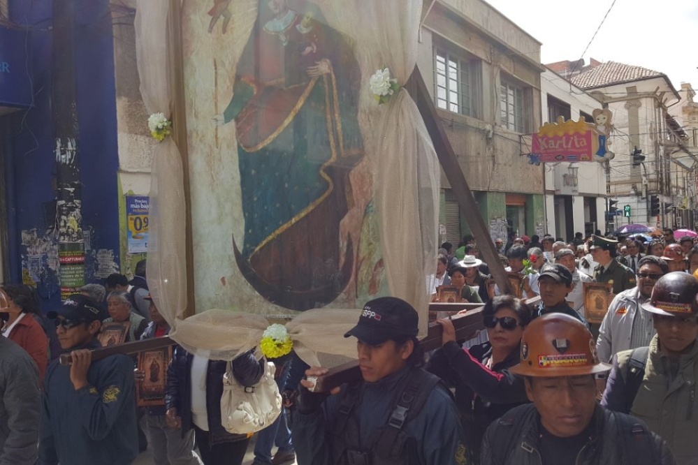 Miles peregrinan en Oruro en un acto de desagravio a la Virgen del Socavón