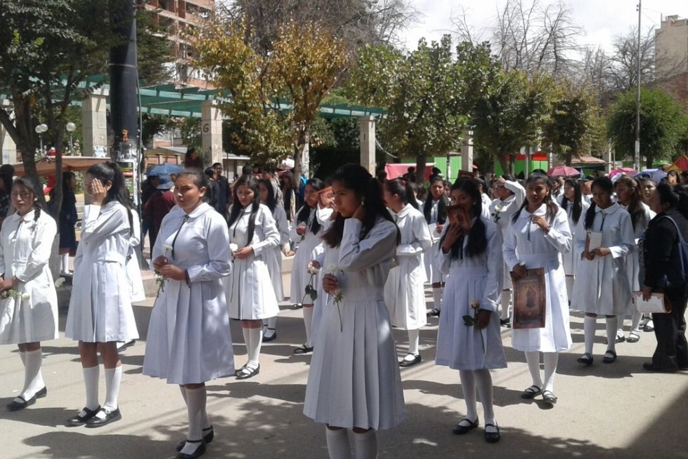Miles peregrinan en Oruro en un acto de desagravio a la Virgen del Socavón