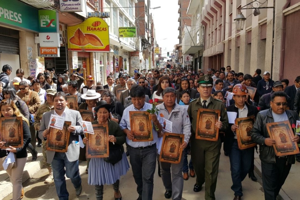 Miles peregrinan en Oruro en un acto de desagravio a la Virgen del Socavón
