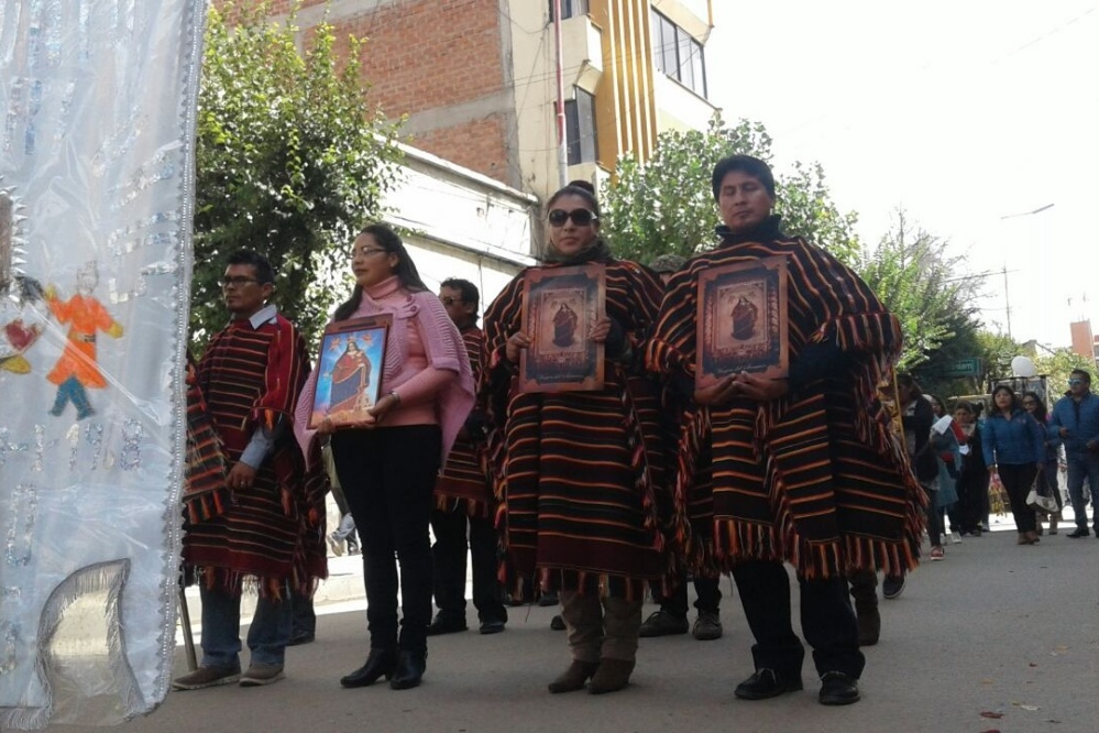 Miles peregrinan en Oruro en un acto de desagravio a la Virgen del Socavón