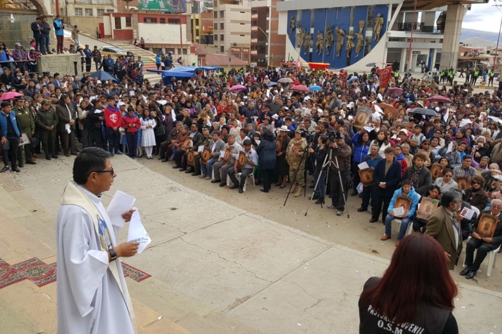 Miles peregrinan en Oruro en un acto de desagravio a la Virgen del Socavón