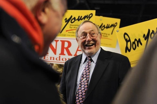Don Young ha recibido el respaldo de la NRA (Asociación Nacional del Rifle), grupo lobbysta en contra de las regulaciones