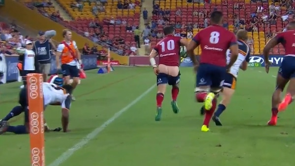 Jono Lance, de Reds, quedó desnudo al evitar que su equipo recibiera un try