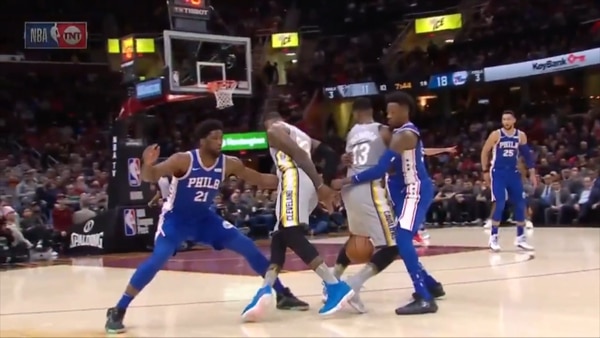 Con una faja y un caño a su compañero Tristan Thopmpson, LeBron James eludió a dos rivales