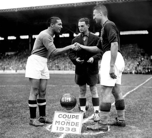 El capitán de Hungría en el saludo previo al partido correspondiente al Mundial de 1938