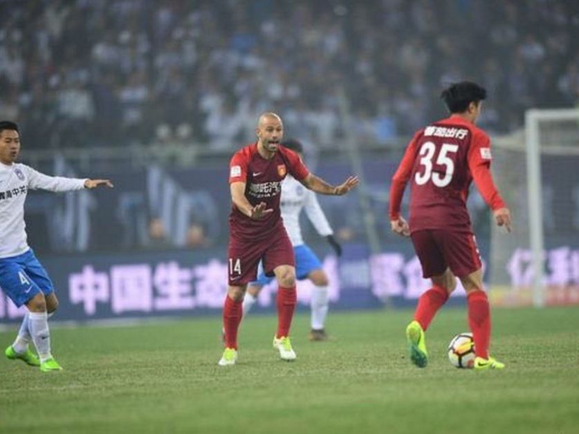 DEBUTÓ Mascherano en China