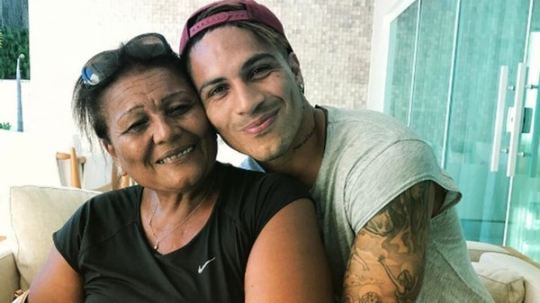 Paolo Guerrero junto a su madre, uno de los pilares fundamentales para mantenerse fuerte