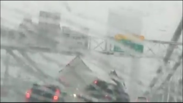 El camión se venía tambaleando por el viento