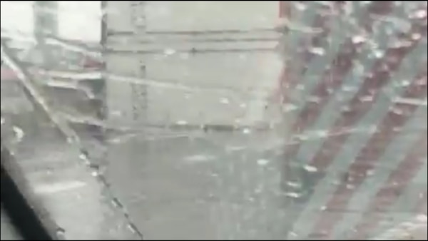 El camión quedó tendido de costado en medio del puente