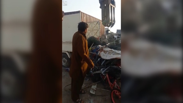 El recolector se quejó por cómo removían los escombros de su camión