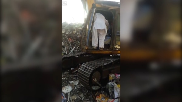 Un operario se subió a la excavadora para vengarse