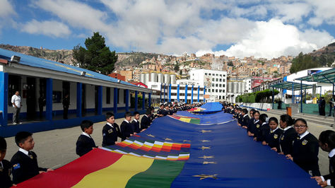 La bandera de Reivindicación Marítima entregada por escolares a la Armada Boliviana. Foto: La Razón