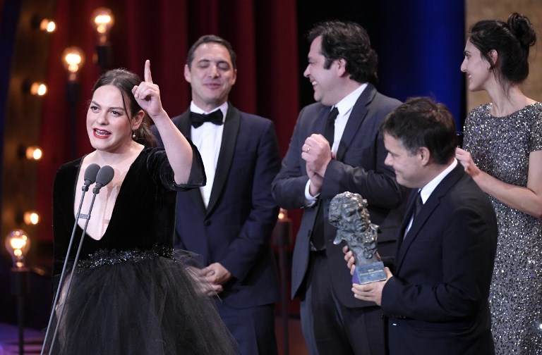 Daniela Vega y el equipo de "Una mujer fantástica" en la entrega en los Premios Goya, en febrero pasado