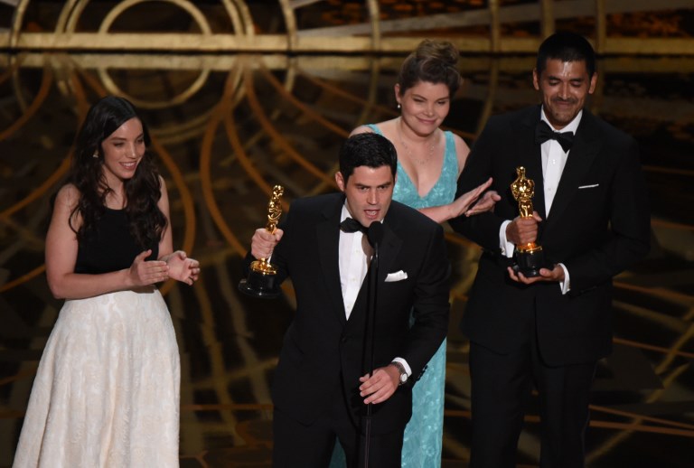 Gabriel Osorio y Patricio Escala recibiendo el Oscar en 2016 por "Historia de un oso"