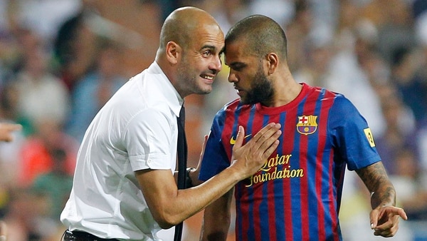 Guardiola, con Dani Alves, a quien hizo socio de Messi (AP)