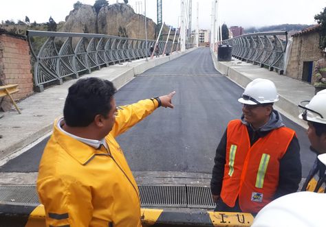 El alcalde, Luis Revilla, inspecciona el puente Gemelo.