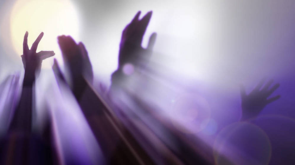 Foto: Manos levantadas en una ebria noche de discoteca. (iStock)