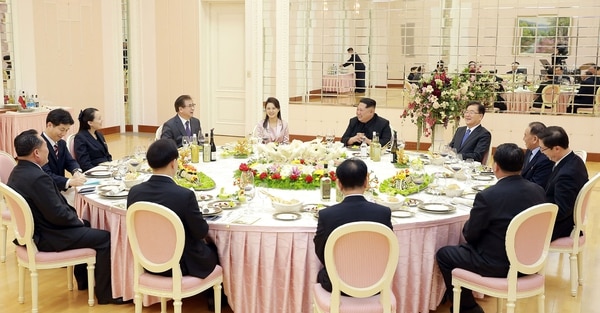 Kim Jong-un compartió una cena con miembros del gobierno surcoreano (KCNA/via Reuters)