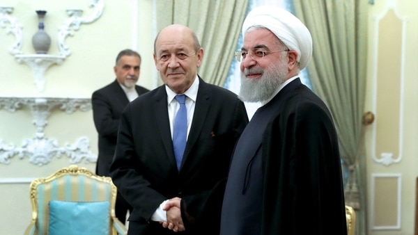 El canciller francés, Jean Yves Le Drian, saluda al presidente iraní Hasan Rouhani durante su visita a Teherán (Reuters)