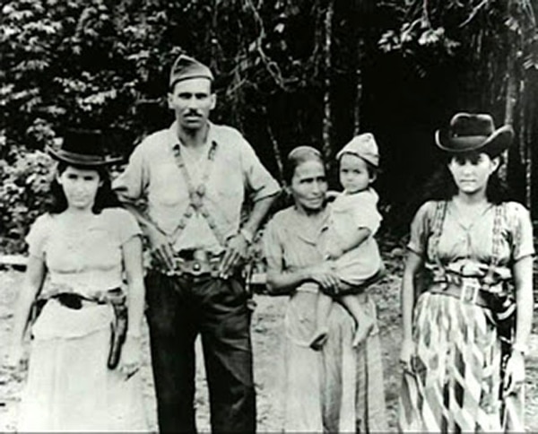 Gabo en brazos de su abuela, Tranquilina Iguarán, y al lado de su abuelo, Nicolás Márquez