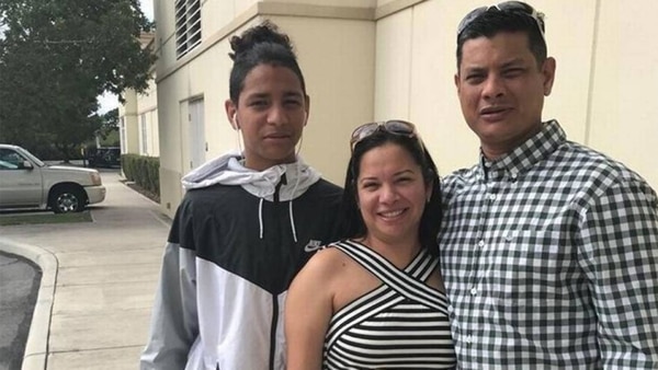 Anthony junto a sus padres