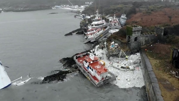 La marina Holyhead, en Gales, quedó completamente devastada