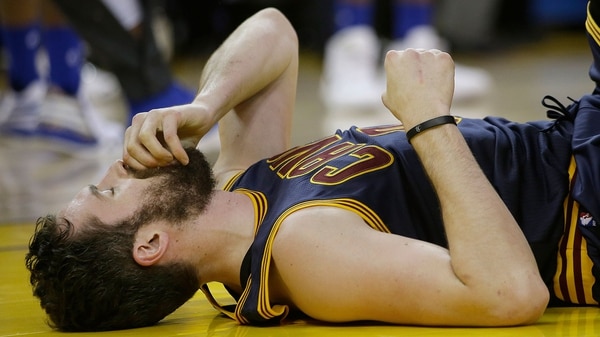 Kevin Love se toma la cara tras recibir un golpe (Foto: AP)