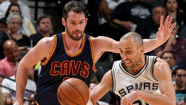 Kevin Love y Manu Ginóbili en un partido de NBA