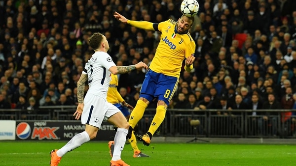 Gonzalo Higuaín, la gran figura en la serie de octavos de Champions League ante Tottenham (REUTERS)