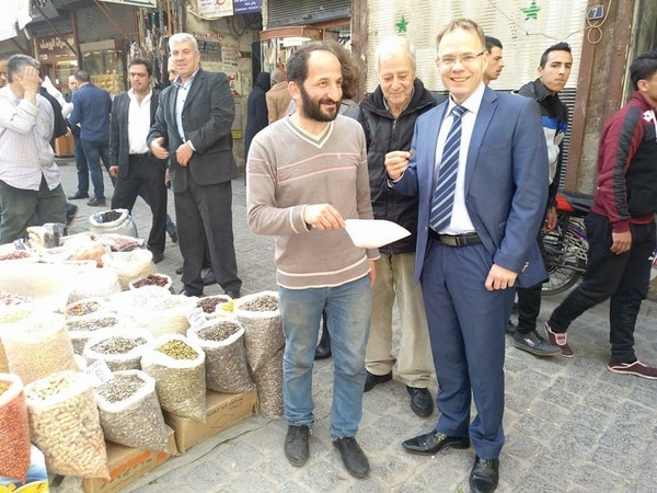 El parlamentario Christian Blex en un mercado de Damasco (@ChristianBlex)