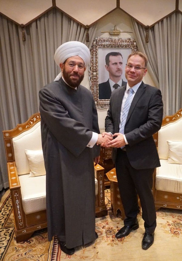 El Gran Mufti de Siria, Ahmad Badreddine Hassoun, junto a Blex. En el fondo el retrato del dictador Bashar al Assad (@ChristianBlex)