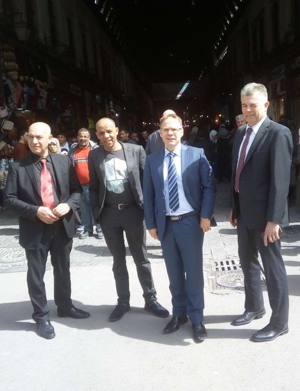 Parlamentarios alemanes y guías sirios en las calles de Damasco (@ChristianBlex)