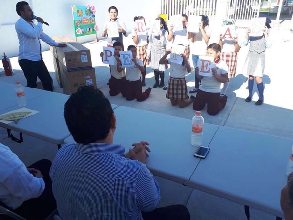 Los alumnos de la primaria Ciro Esteban Pérez Torres de Jalapa, Tabas, agradecen bajo el solo al diputado José Alfonso Mollinedo Zurita (sentado en mesa, de espalda en la foto)