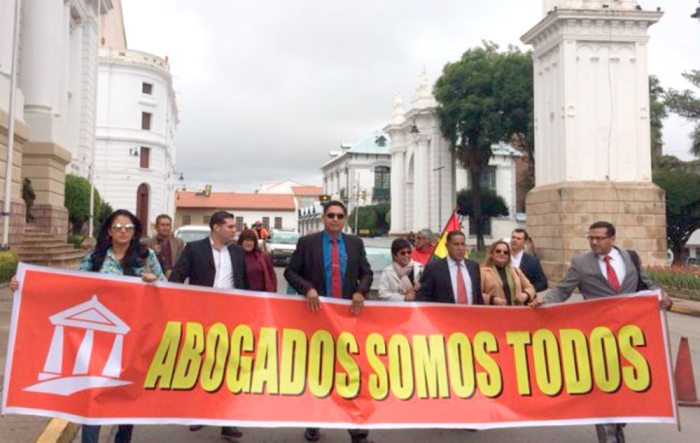 “ABOGADOS SOMOS TODOS”, DE SANTA CRUZ, LLEGÓ HASTA SUCRE PARA PRESENTAR LA DEMANDA AL TCP.