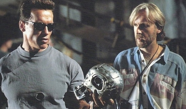 Arnold Schwarzenegger, caracterizándose como Terminator.