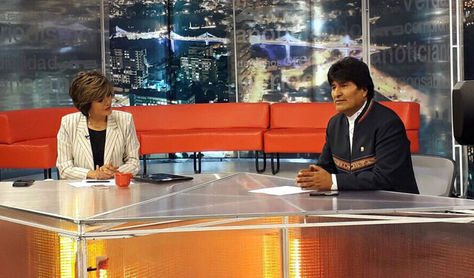 Evo Morales en el set de Anoticiando con la periodista María René Duchen.