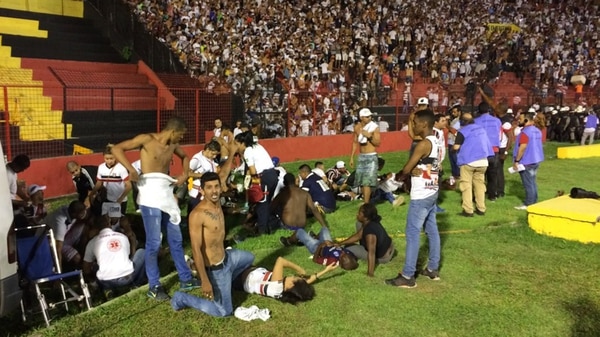 Los incidentes dejaron 60 heridos, 25 de ellos tuvieron que ser llevados de urgencia al hospital (@FuteCurioso)