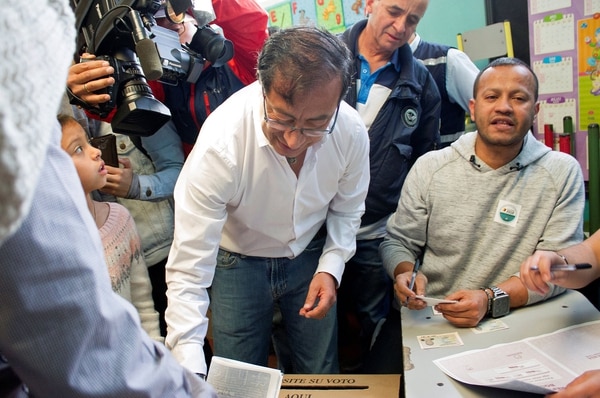 El uribismo, y el espacio de Gustavo Petro denunciaron falta de papeletas en la consulta presidencial (AFP y  REUTERS)