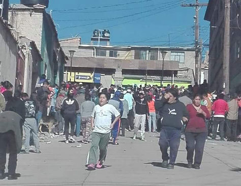 Los transeúntes se aglomeran cerca de la vivienda en la calle Hernández esquina Roncal, donde aconteció el incendio.