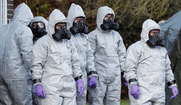 Soldados usan equipo protector en una estación de Salisbury (Reuters)