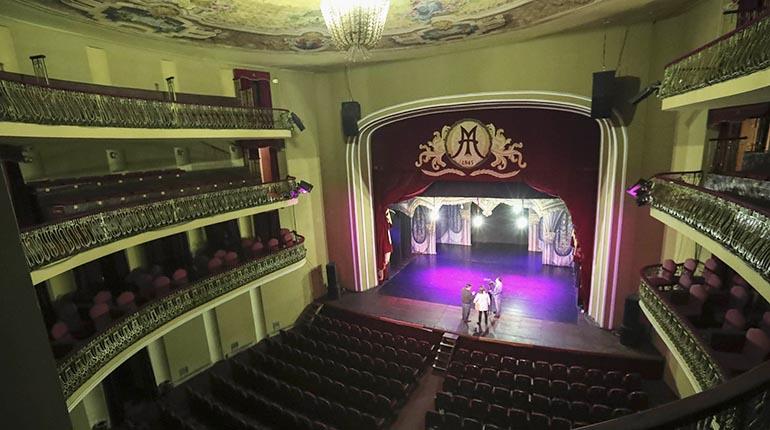 Las butacas de los cuatro niveles del Teatro Municipal, también se observa la araña con 84 focos. | EFE
