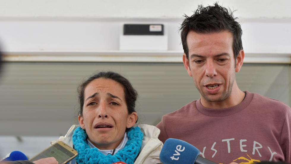 GRAF5186 NÍJAR (ALMERÍA) 05/03/2018.,- Patricia Ramirez (i), junto a Angel Cruz, padres de Gabriel, el niño de 8 años desaparecido el pasado martes en Las Hortichuelas en Níjar (Almería), atendiendo hoy a los medios, a los que ha dicho que la noticia de que la camiseta interior hallada este sábado contiene ADN de su hijo es 