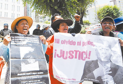 Marcha. Familiares de víctimas frente a la Embajada de EEUU, en 2012.