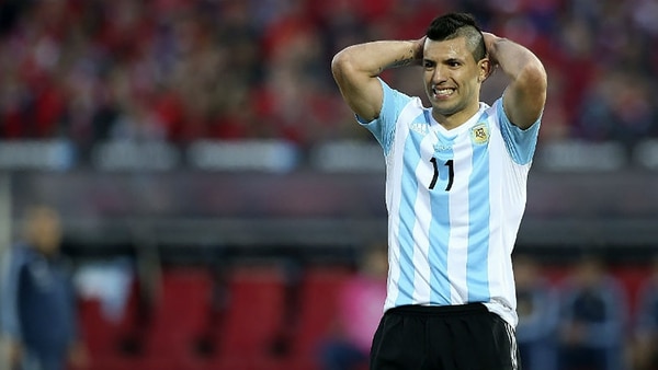 Sergio Agüero anunció que se lesionó en una práctica con el Manchester City y podría perderse los encuentros amistosos con la Selección.