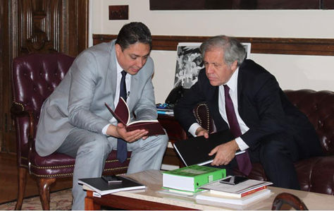 El ministro de Justicia, Héctor Arce (i), y el secretario general de la OEA, Luis Almagro. 