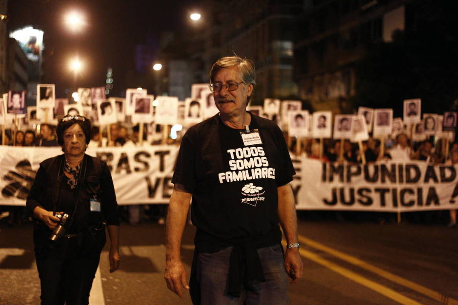 Miles de uruguayos participan en la Marcha del Silencio por los desaparecidos durante la dictadura en Uruguay (1973-1985), en Montevideo. (EFE)