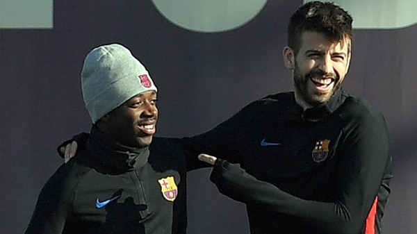 Gerard Piqué se acercó a Demebélé para ayudarlo en la adaptación (AFP)