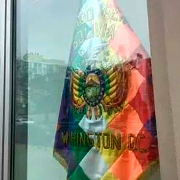 WIPHALA CON ESCUDO BOLIVIANO ENCIMA.